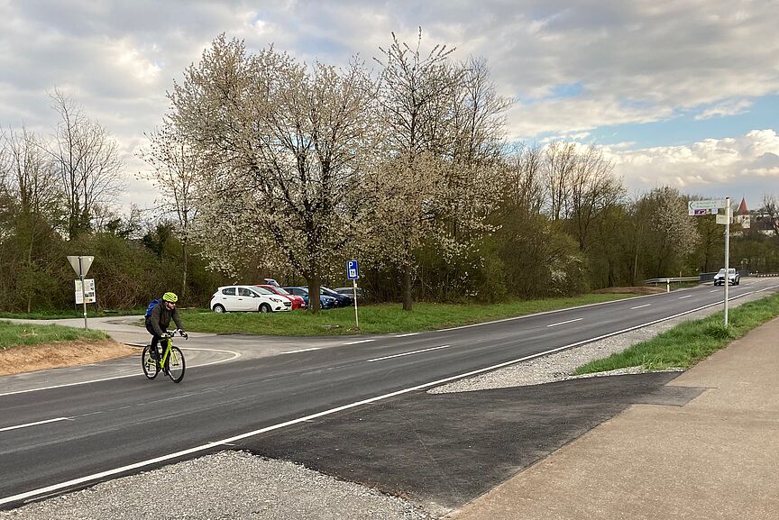 Querung L1129 Zeigt die neue Querung des Neckartalradwegs an der Landesstraße 1129